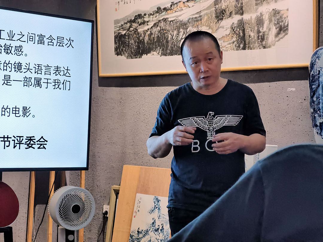 锦衣夜行自葳蕤