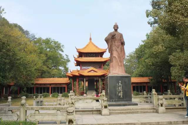 雕塑：《天问》